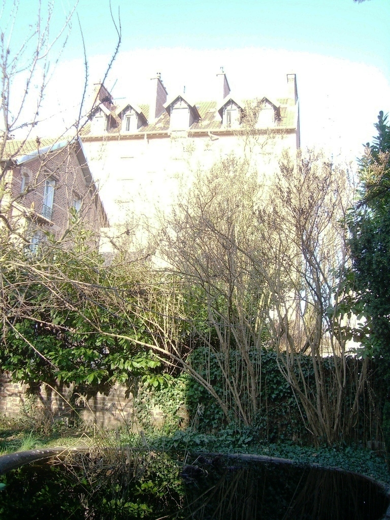 При доме замечательный сад с прудиком и плавающими разными рыбками.jpg При доме замечательный сад с прудиком и плавающими разными рыбками.jpg