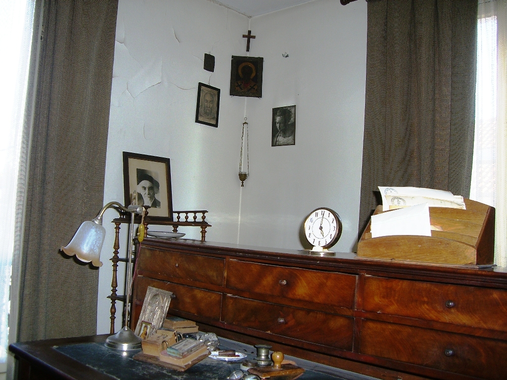 На письменном столе расположение предметов в точности такое, каким оно было в день смерти Н.А. 24 марта 1948.jpg На письменном столе расположение предметов в точности такое, каким оно было в день смерти Н.А. 24 марта 1948.jpg